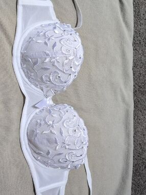 Frederick's of Hollywood White Embroidered Lace Push-Up Bra
